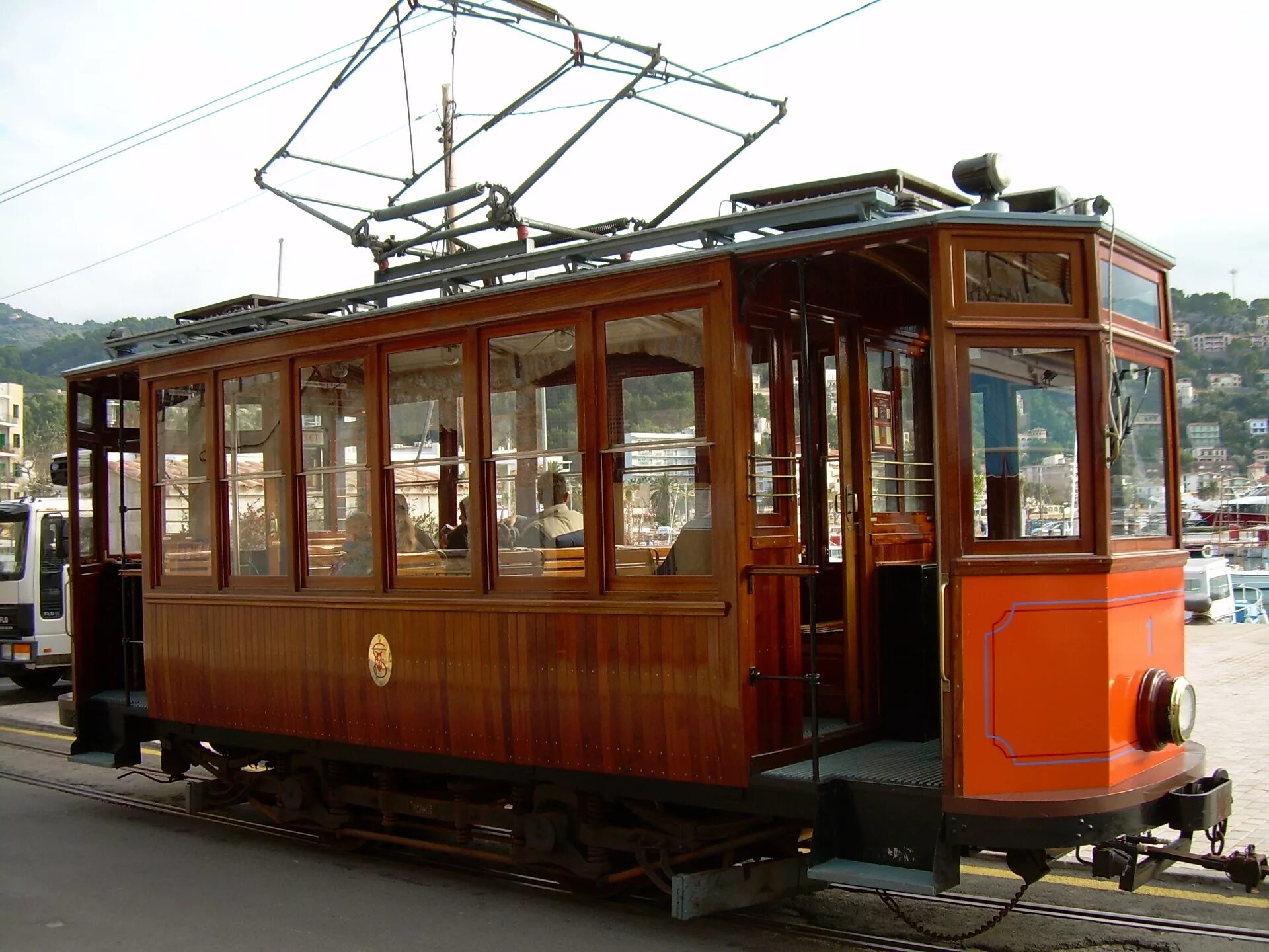 Трамвай первые 25. Трамвайный вагон МС-1. Сименс трамвай 1881 Вернер. Трамвайный вагон МС-1 1877. Старинный трамвай.