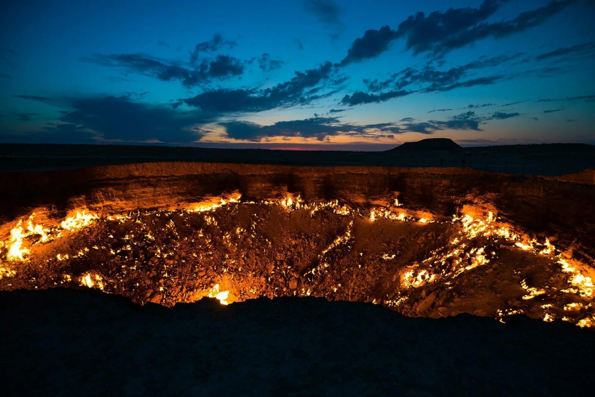 Hell village. "Врата ада" (Дарваза), Туркменистан. Кратер Дарваза в Туркменистане. ГАЗ кратер Дарваза. "Врата ада" (кратер Дарваза) - Туркменистан..