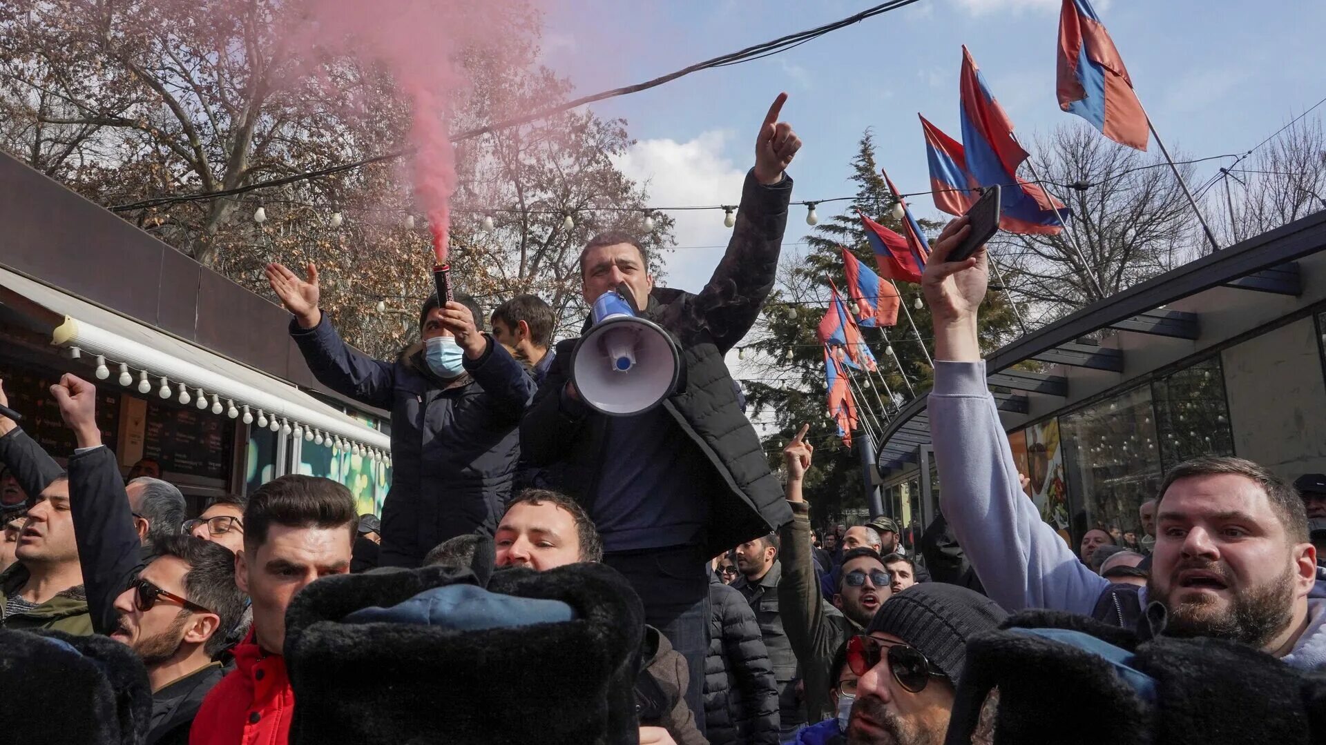 Пашинян на протестах в Армении. Митинг Армении против Пашиняна. Армения революция 2018 Пашинян. Бархатная революция в Армении 2018.