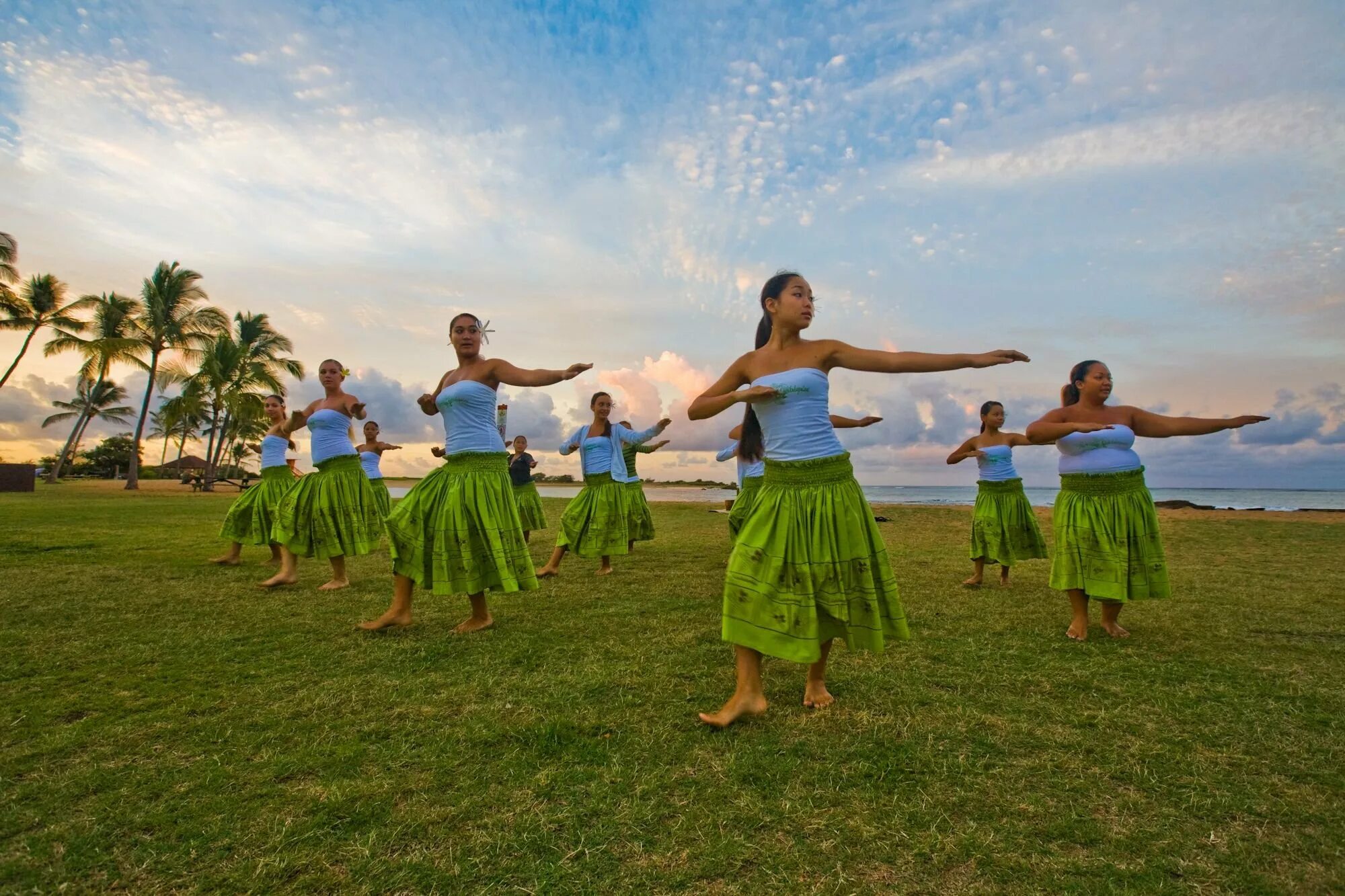Таитянский танец. Гавайи фестиваль АЛОХА. Таити Гавайи. Гавайи люди. Таитянские танцы.