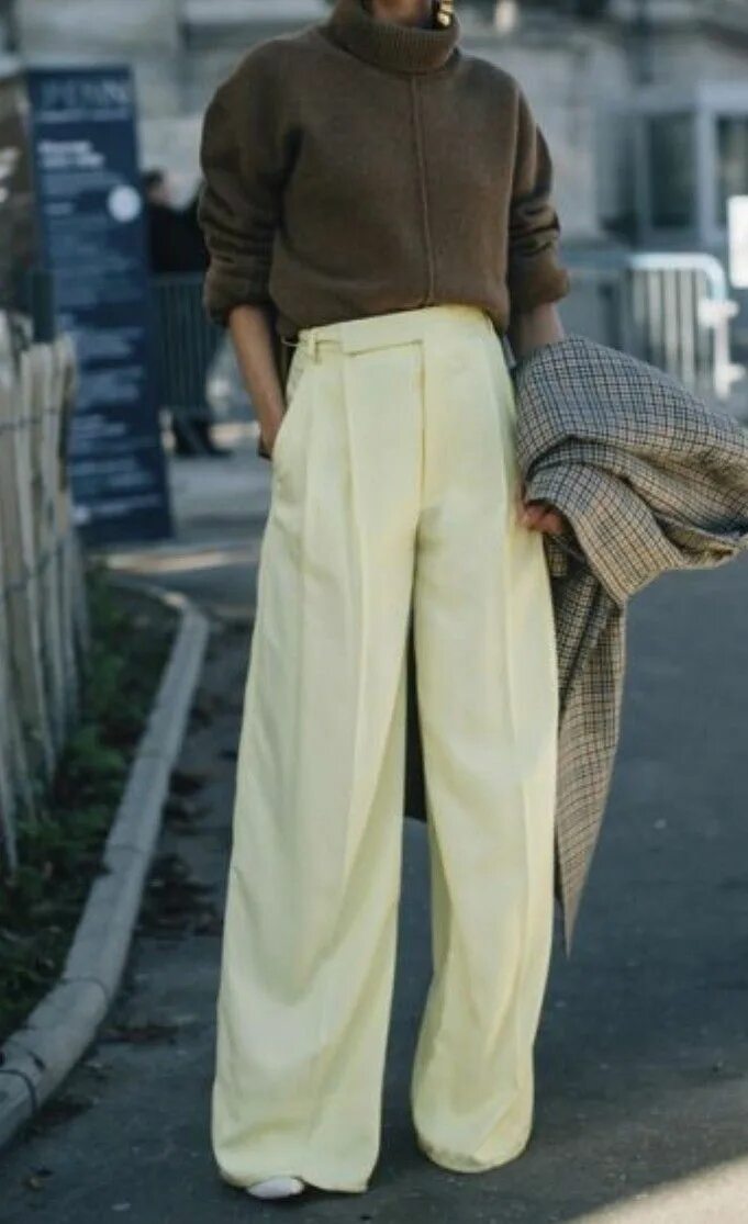 Какую верхнюю одежду носить с брюками палаццо. Брюки палаццо street style. брюки палаццо 2025-2025. брюки палаццо женские 2025. лук с брюками палаццо.