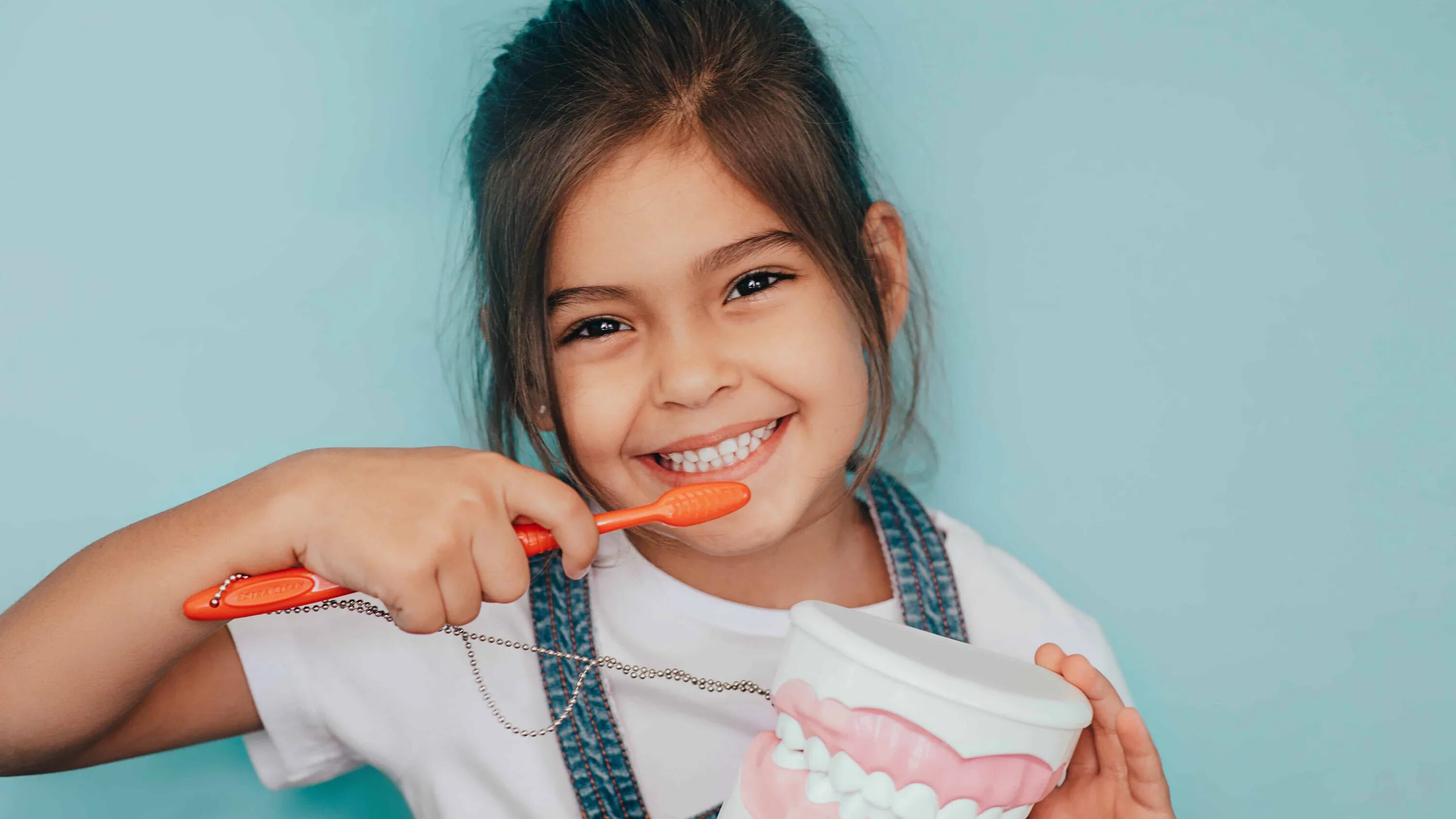 Девушка чистит зубы. Ребенок чистит зубы. Фото как девочка чистит зубы. Утром зубы чищу танцую