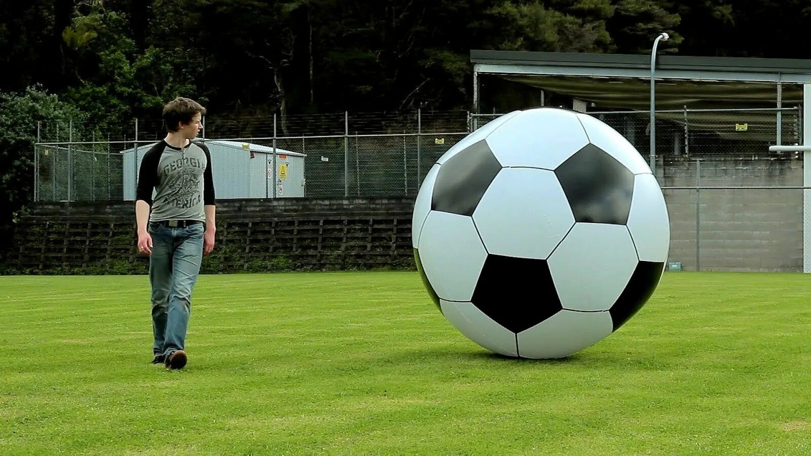 Мяч 6 футбол. Гигантский футбольный мяч. Самый большой футбольный мяч. Самый большой мячик. Самый большой мяч в мире.