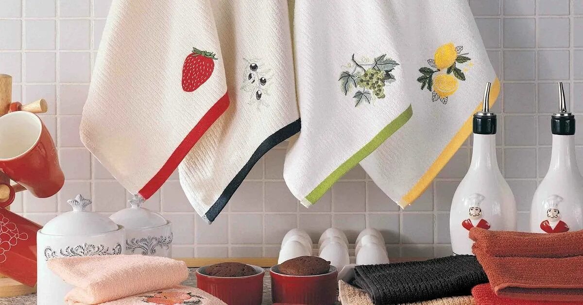 Сложенные кухонные полотенца. Полотенце кухонное. Куханный полотенца. Чистые кухонные полотенца. Кухонные полотенца с пятнами.