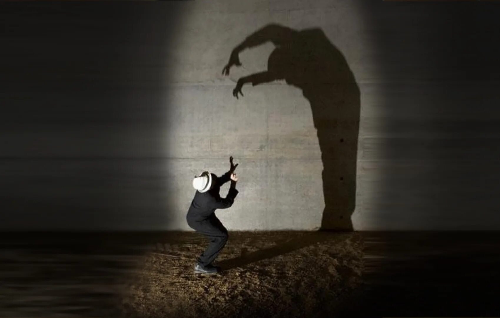 страх собственной тени. толпа в темноте. темный силуэт. в тени человека. тень фото.