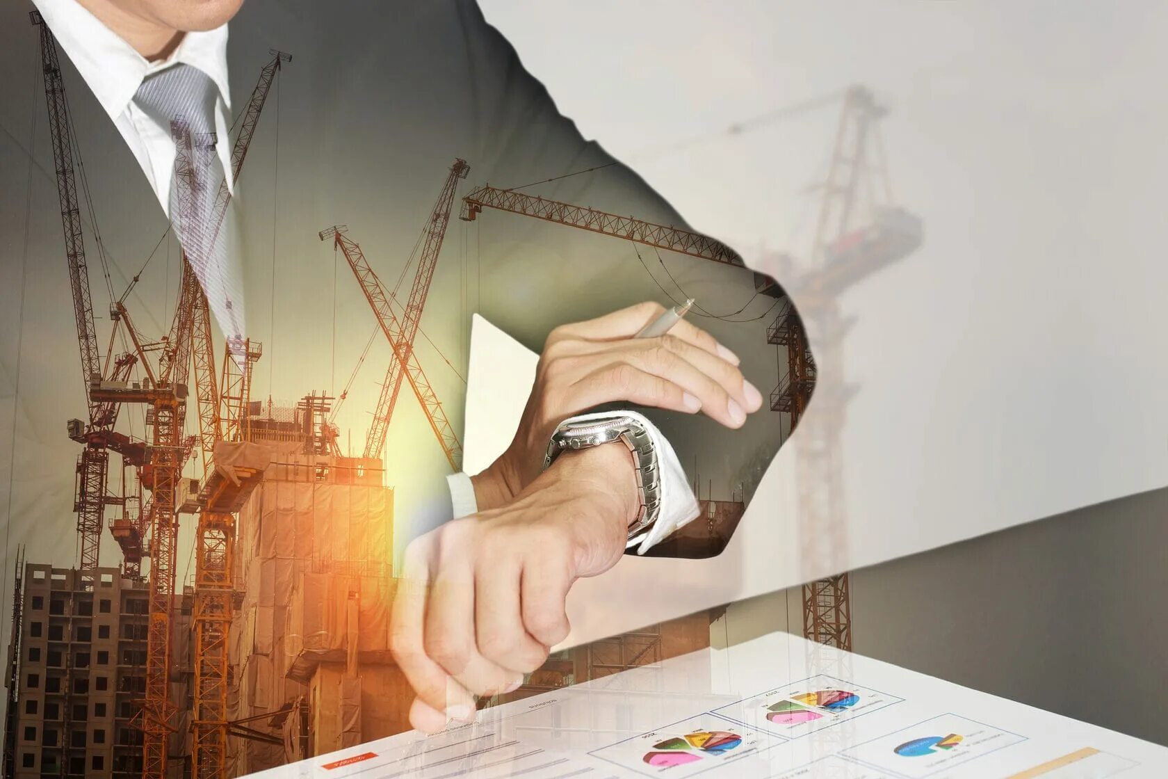 Подрядчик в строительстве. Сроки строительства. Менеджер строитель. Часы и стройка. Строим в срок.