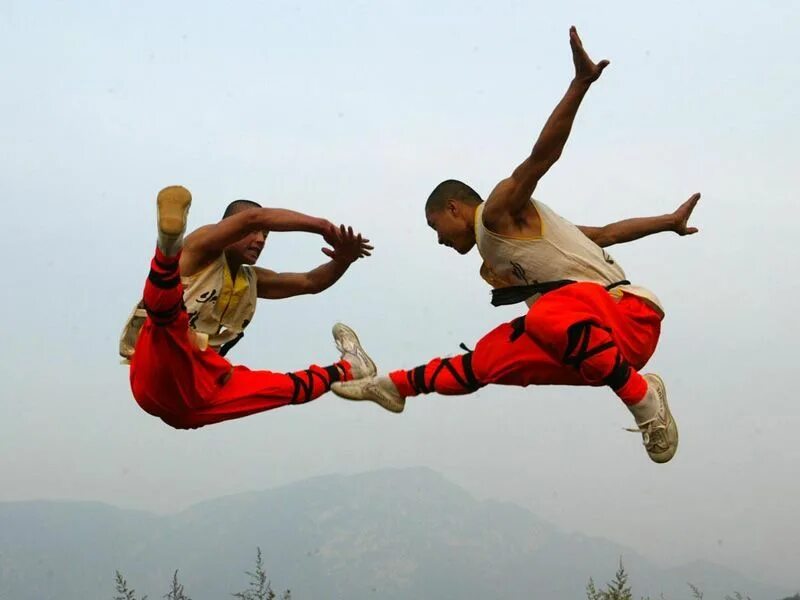 Kung fu kapers. Кунг фу Шаолинь. Боевое искусство монахов Шаолинь. Шаолинь монахи бойцы. Шаолинь монах боевой.