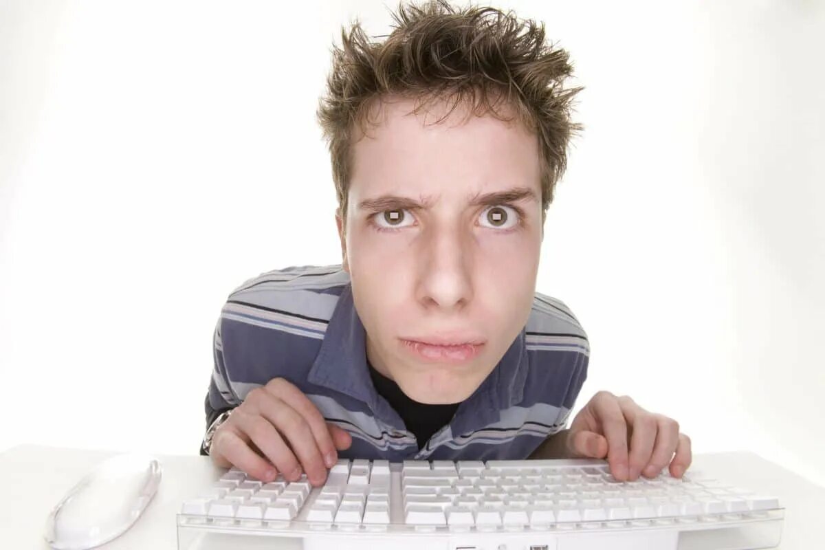 Глупый парень. Человек смотрит в экран. Подросток перед компьютером. Человек смотрит в монитор. Человек смотрит в компьютер.