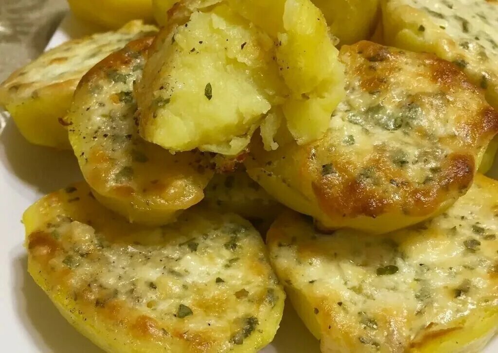 Картошка в духовке на праздничный стол. Печеный картофель. Жареный картофель в казане. Картошка в мундире запеченная в духовке. Картофель в мундире в духовке.
