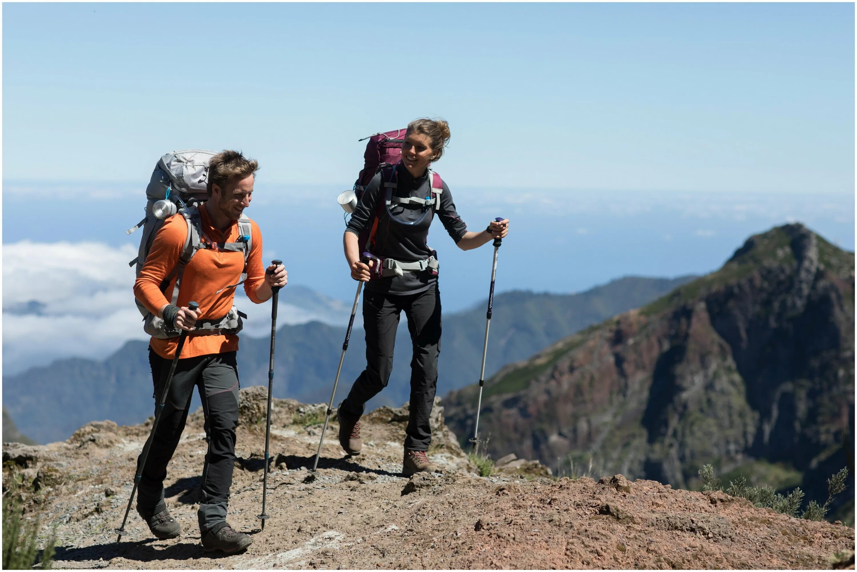 Туристы в лесу. Горный поход. Треккинг в горах. В чем лучше идти в горы. Гора одежды.