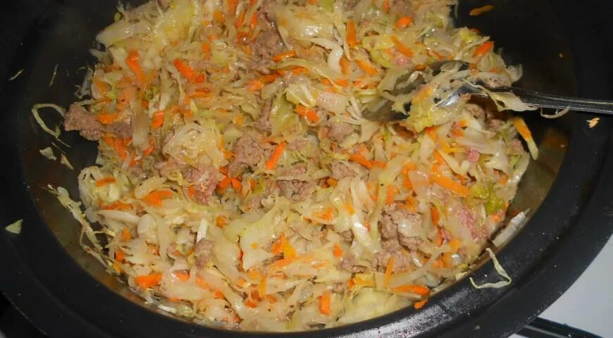 Тушёная капуста с морковью и луком. Тушеная капуста с фаршем. Капуста тушеная с морковью. Тушеная капуста с морковкой. Тушить капусту с луком