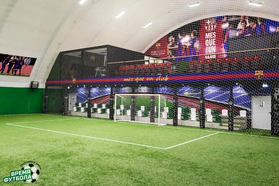 Манеж барселона авиапарк. Локомотив барселона 2003. Манеж барс. Аир арена новая рига футбольное поле. Футбольный манеж тигр владивосток.