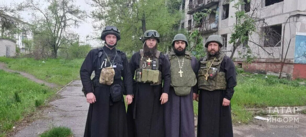 Священник в зоне. Священники в красной зоне москва. Священник в зоне. Батюшки на донбассе. Священник в зоне.