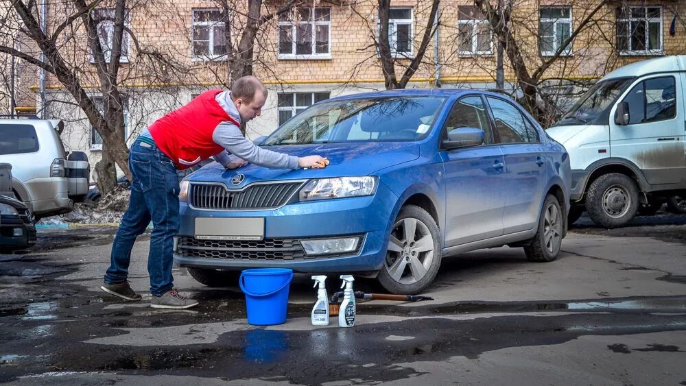 Мытье машины во дворе. Мойка машины. Мойка автомобиля во дворе. Мойка машины во дворе штраф. Штраф за мытье машины во дворе.