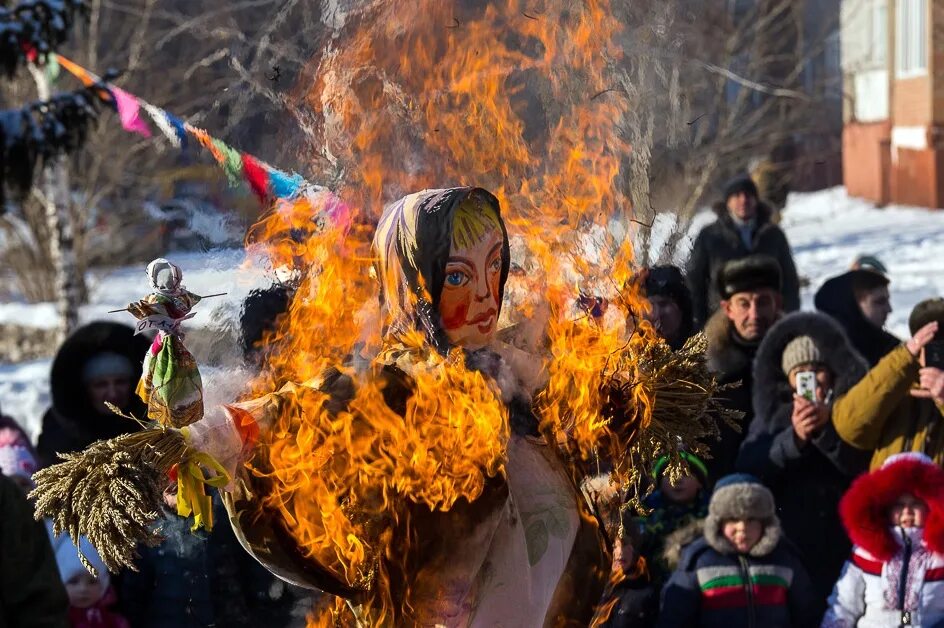 Масленица у мусульман. Масленица. Воскресенье проводы Масленицы. Масленица Омск. Сжигание чучела Масленицы.