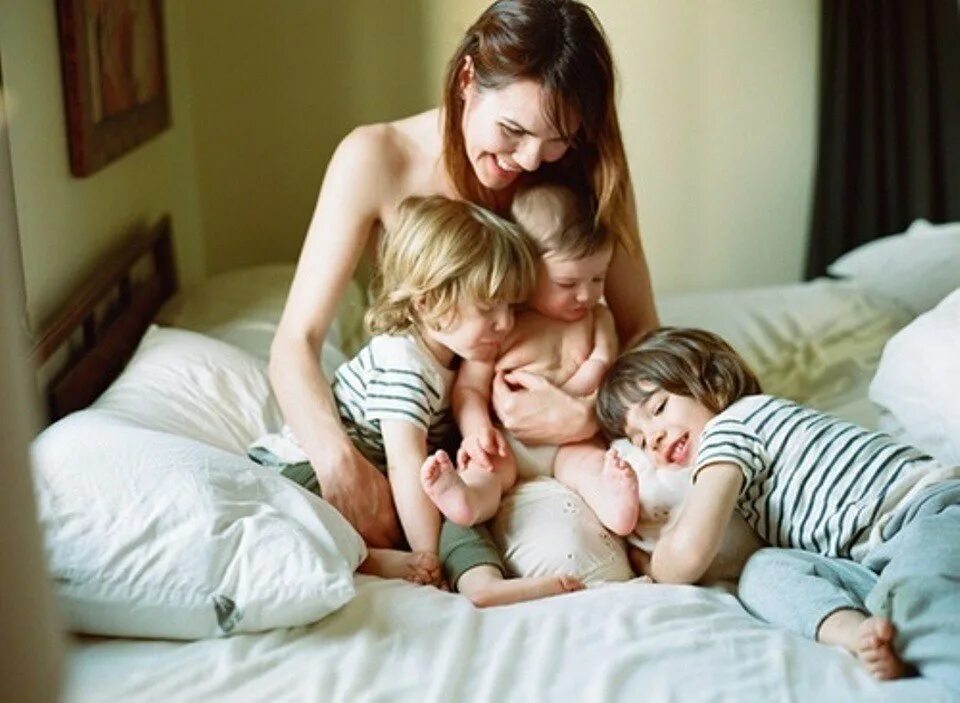 Мать несколько дней. Мамочка с тремя детьми. Счастливая мама троих детей. Мама с несколькими детьми. Женщина и трое детей.