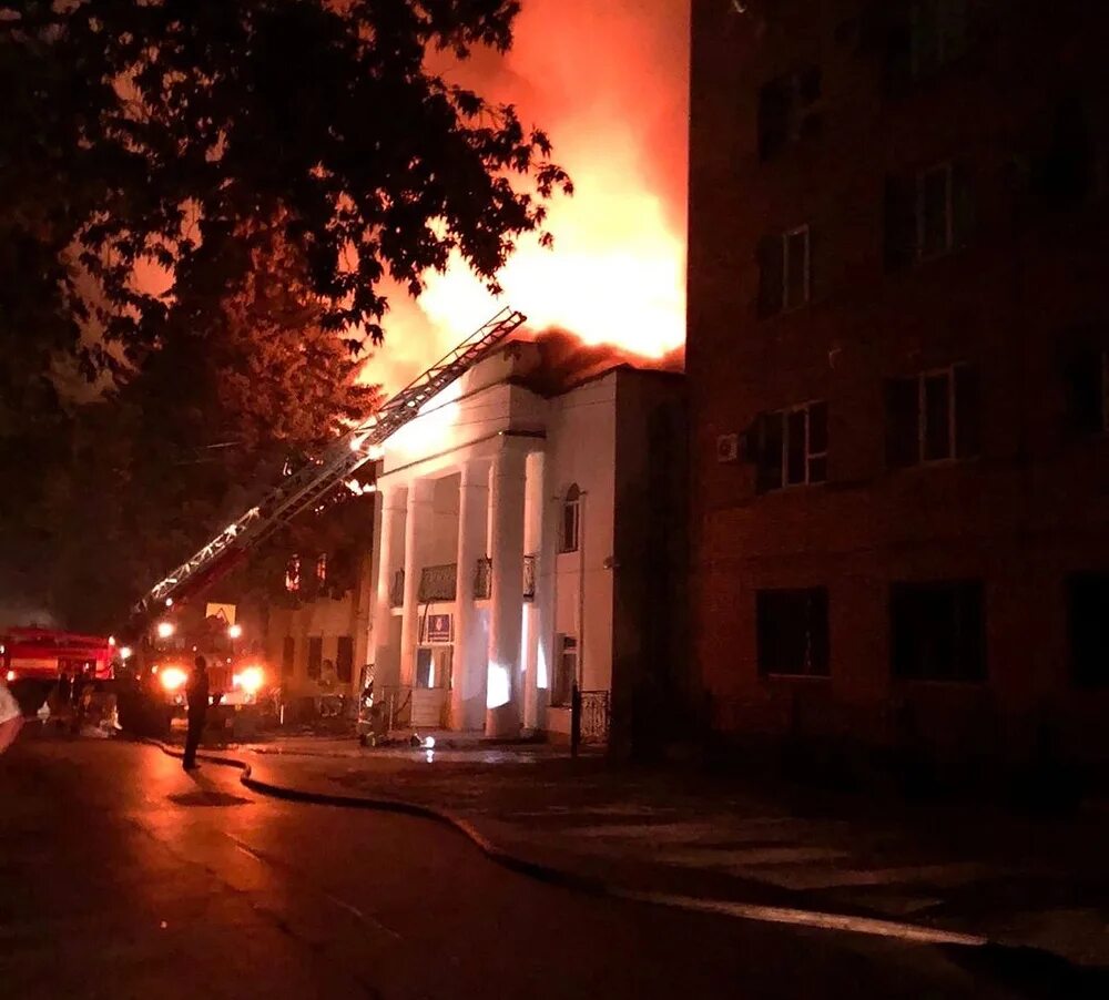 Чп в чапаевске сегодня. Пожар в Чапаевске. Пожар на Чапаевском заводе в Самарской области. Пожар здания управления ЧМЗ Чапаевск. Чапаевск механический завод.