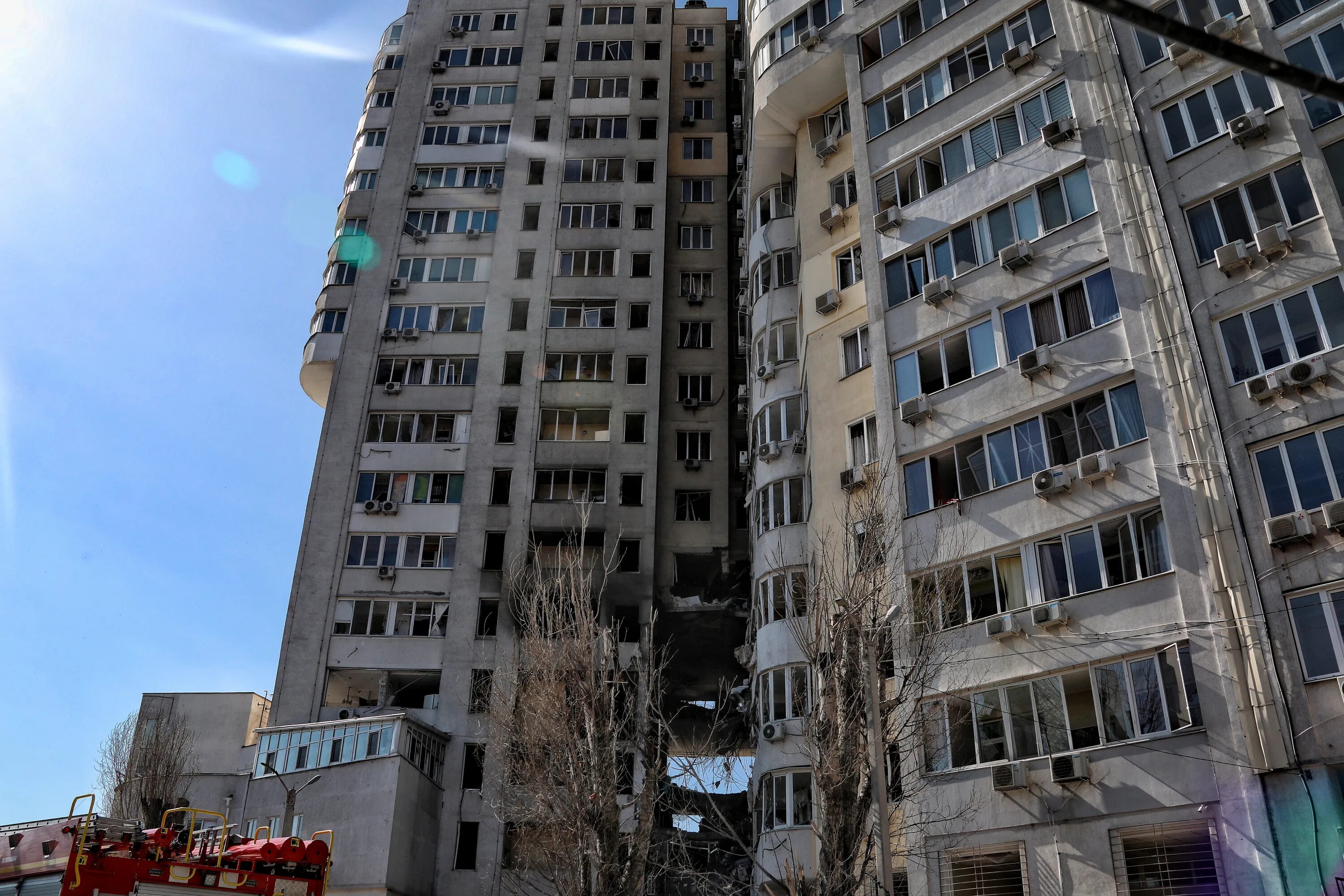 Сми одессы. В Одессе ракета попала в жилой дом. Одесса Тирас попадание. Попадание в дом в Одессе. Российские дома.