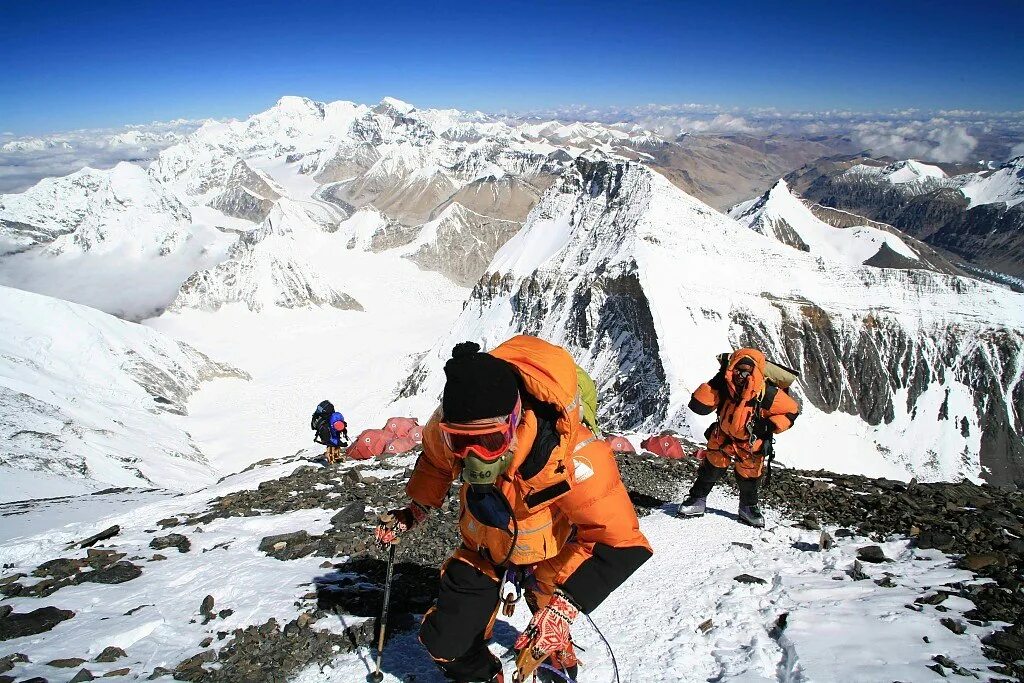 Горная болезнь где. Восхождение на Эверест. Альпинисты на вершине Эвереста. Люди высокогорья. Кислородное голодание в горах.