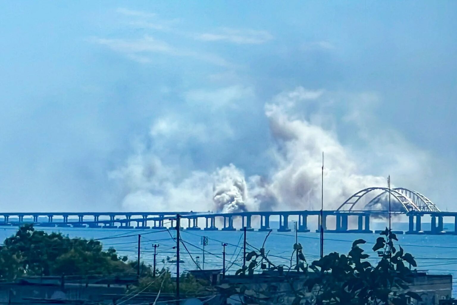 Нападения на мост. Атака на Крымский мост. Атака на Крымский мост 2023. Крымский мост дым. Атака на Крымский мост сегодня.