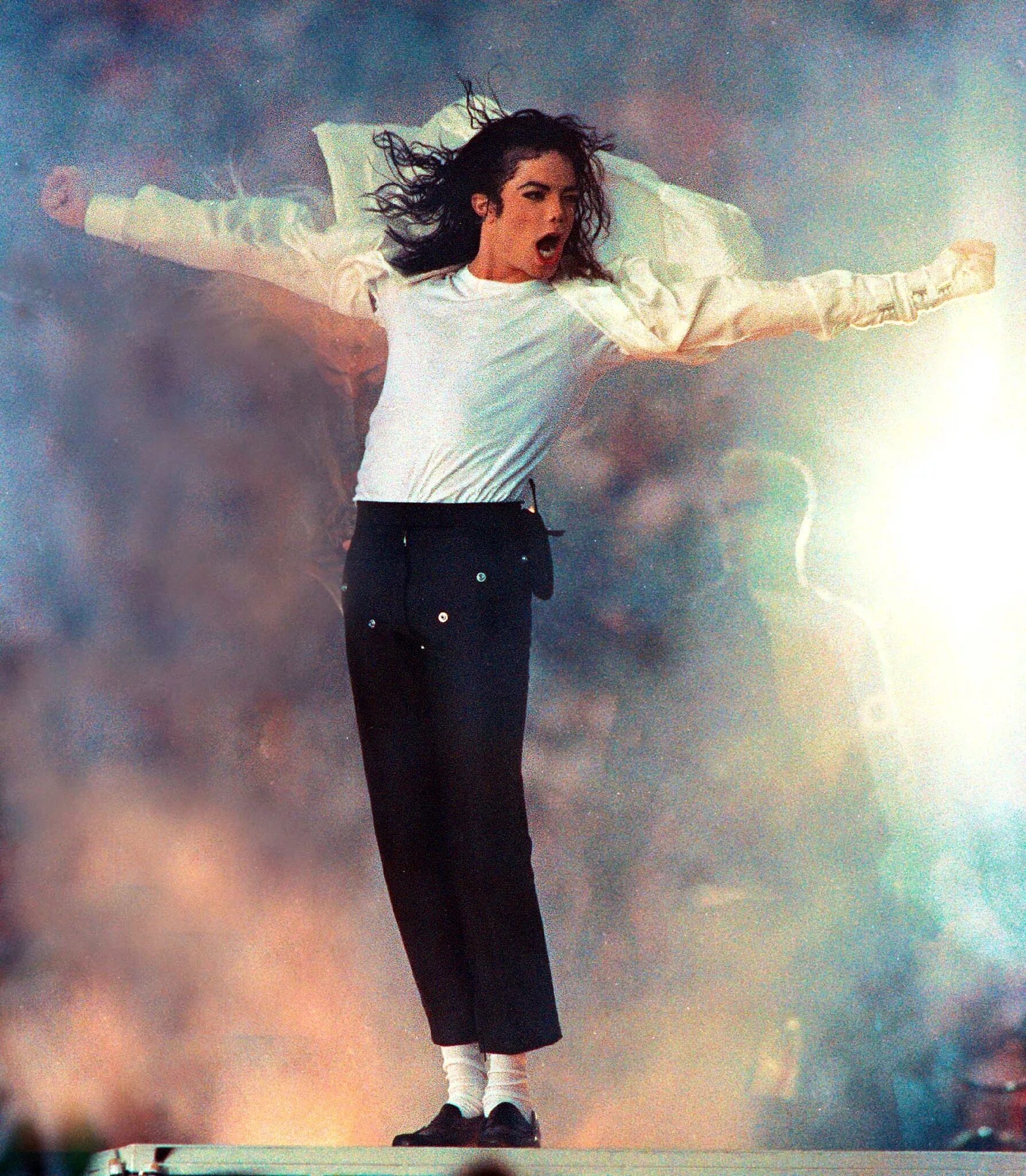 Известный двигаться. Майкл Джексон Блэк энд Вайт. Майкл Джексон блакорвайт. Майкл Джексон Black or White. Майкл Джексон 1967.