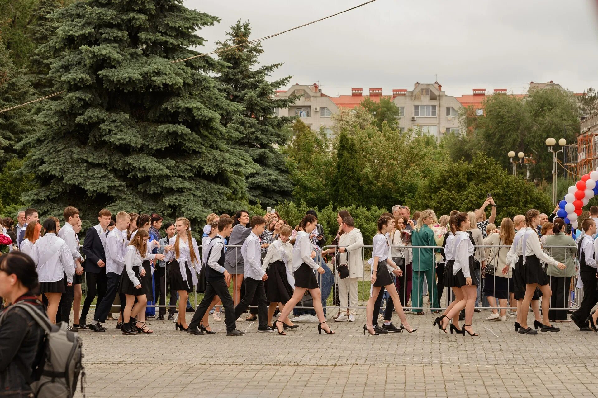 Линейка последнего звонка 2023. Линейки последний звонок. Линейки последний звонок 2023. Линейка 11 класс последний звонок. Линейка на последнем звонке фон. На улице.