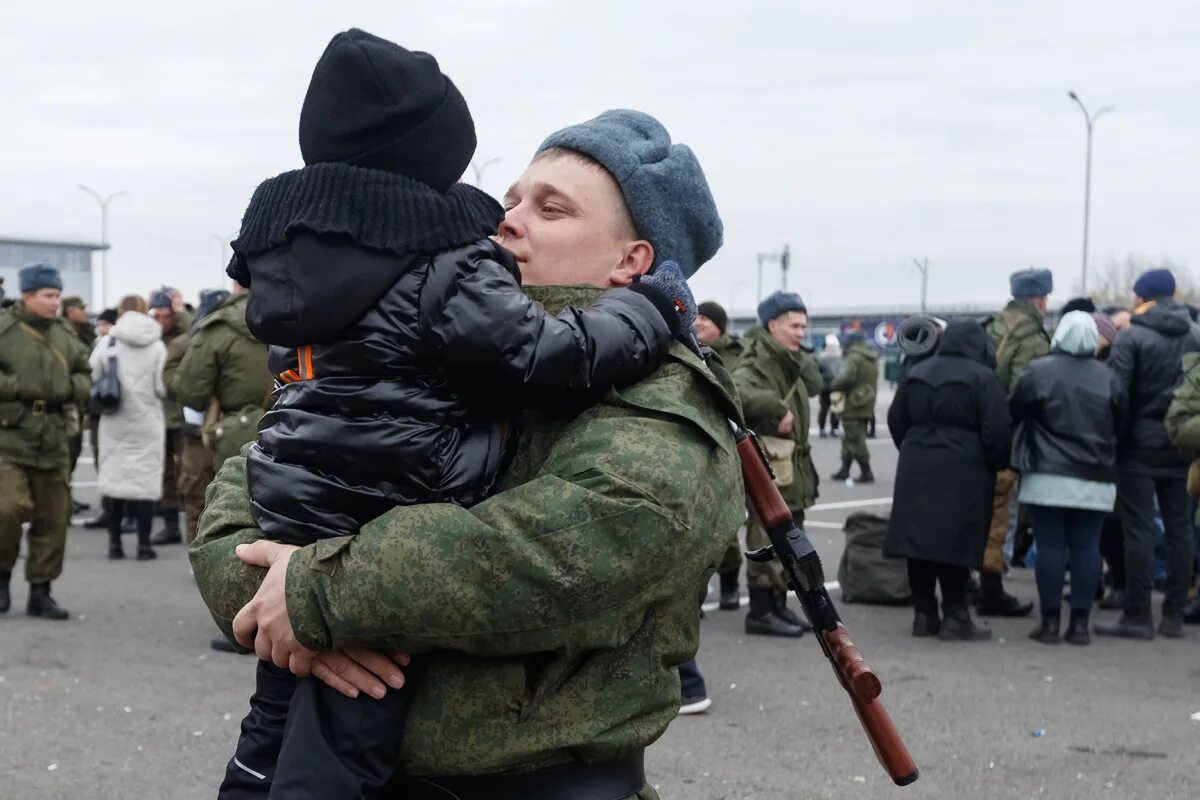 Российский солдат с ребенком. Проводы военнослужащих. Военнослужащие и их семьи. Дети контрактников.
