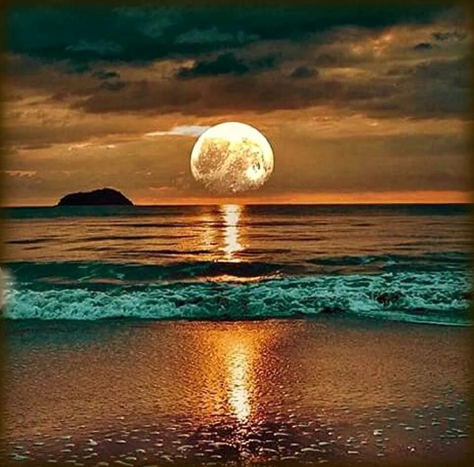Песня мне бы ночь чего нибудь доброго. Луна и море. ночь в море. ночное море. луна над морем.