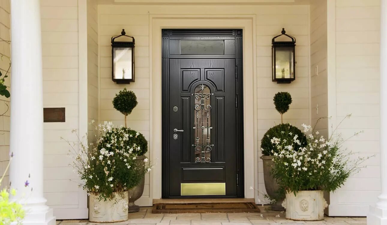 Дверь со стороны. Входная дверь в частный дом. Красивые двери. Двери в загородный дом.