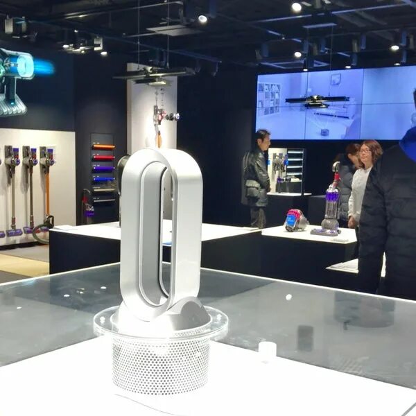 Дайсон выставочный стенд. Островок dyson. Магазин дайсон в москве адреса. Магазин дайсон в москве адреса. Бутик dyson.