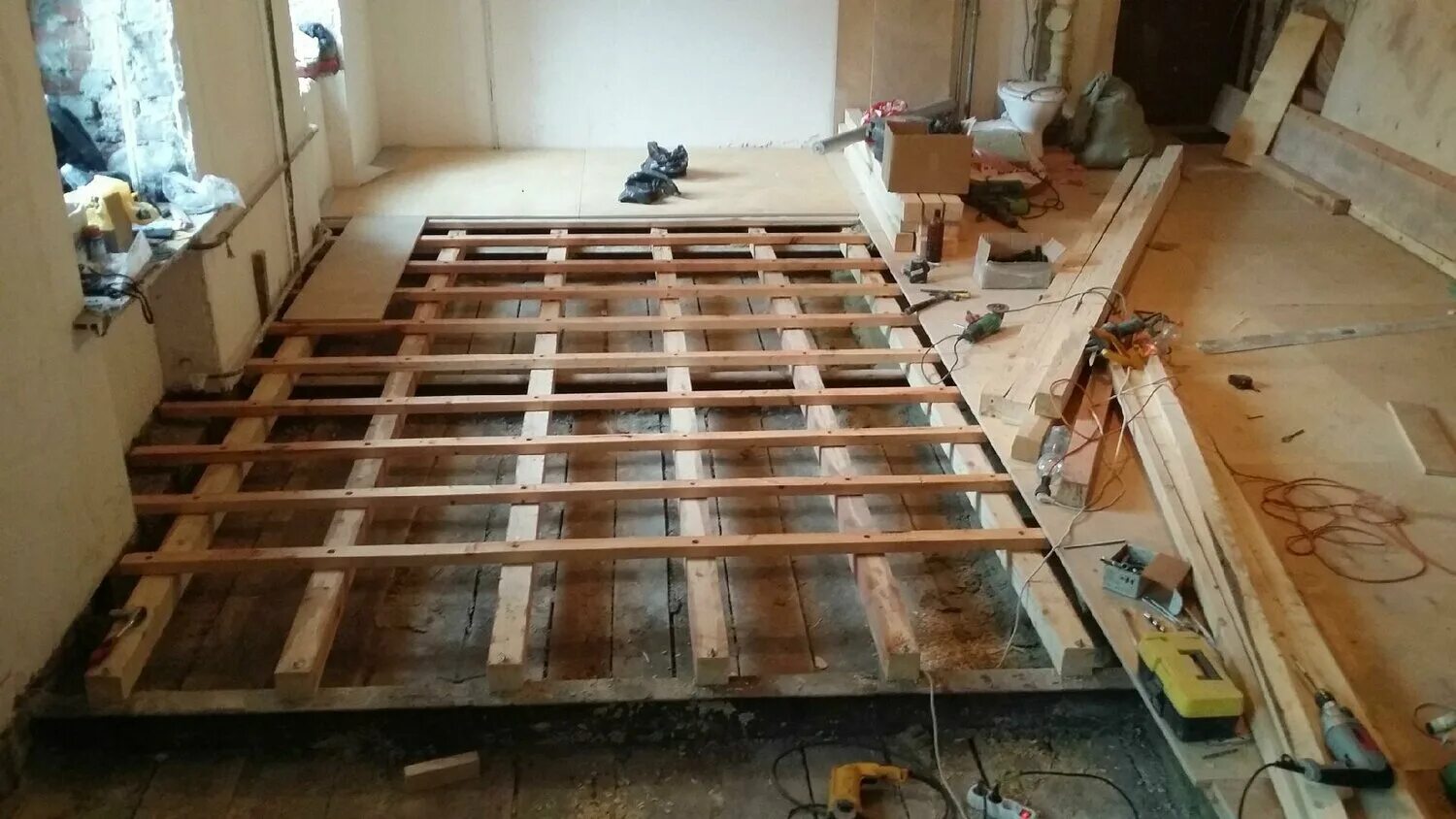 полы в сталинке с деревянными перекрытиями. деревянные перекрытия в хрущевке. демонтаж деревянного пола в квартире. деревянные полы в частном доме. старые деревянные перекрытия.