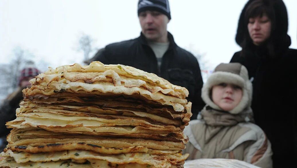 Блины на улице Масленица. Храм блины. Раздача блинов на Масленицу.