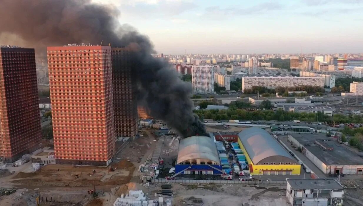 Пожар в Москве. Пожар в ВАО. Пожар в СВАО. Пожар на Новоданиловском проезде в Москве.