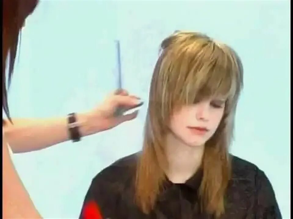 Подстричь самой волосы на макушке для объема. Стрижка на длинные волосы с короткой макушкой. Как самой подстричь макушку для объема. Как подстричь макушку. Прически для обломанных волос на макушке.