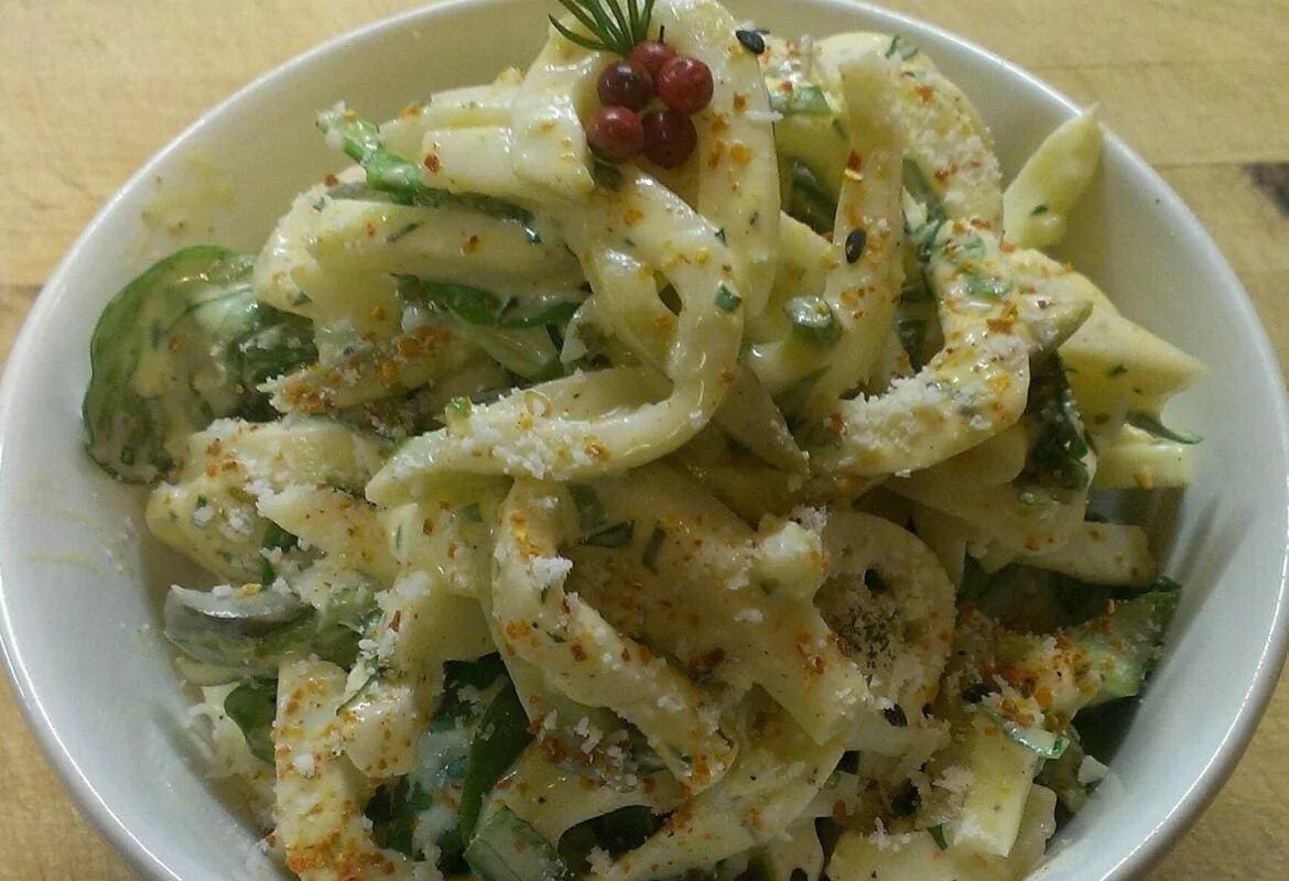 Салат с кальмаром и огурцом. Салат из кальмаров с соленым огурцом. Пп салат с кальмаром. Салат с кальмарами и солеными огурцами. Салат с кальмарами и яйцом и огурцом.