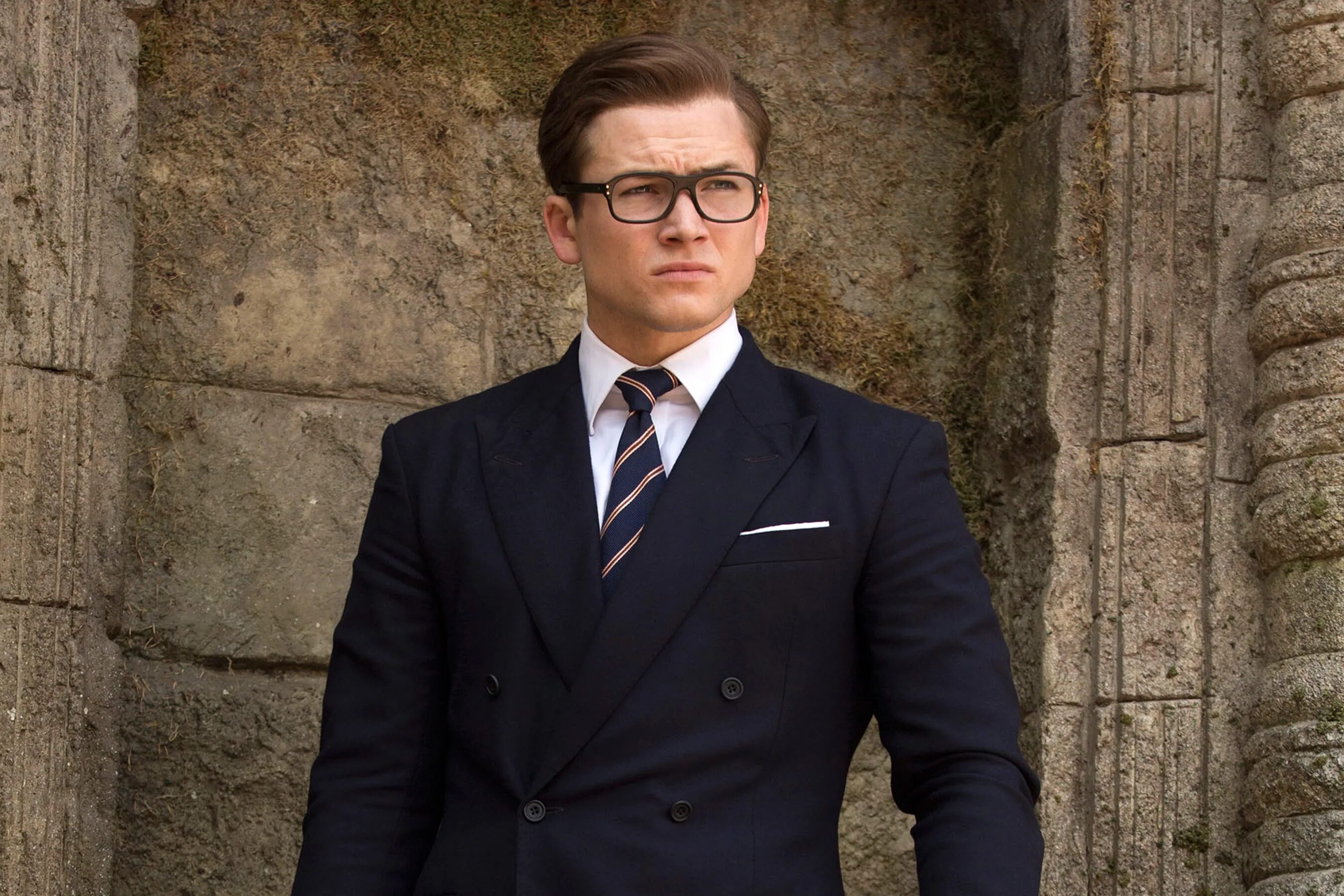 Kingsman секретная служба качестве. Тэрон Эджертон. Тэрон Эджертон кингсмен. Тэрон Эджертон кингсман золотое кольцо. Колин Ферт кингсман.