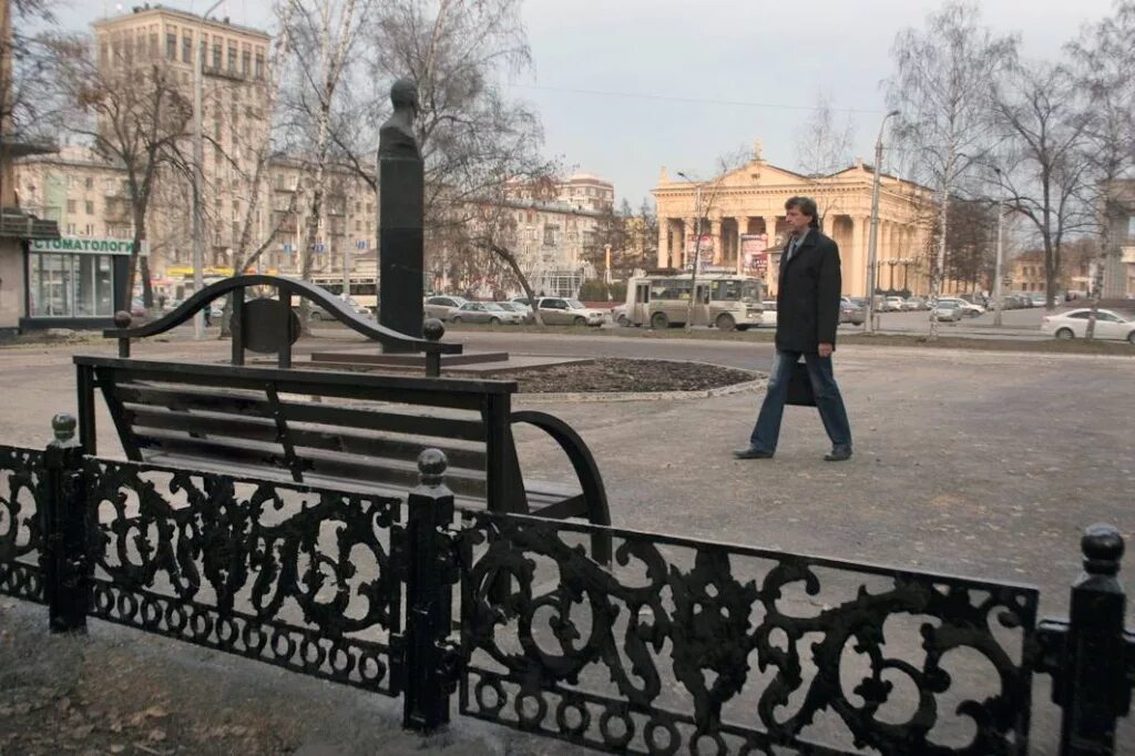 Чугунные ограждения Москва. Фотовыставка на ограде сада Эрмитаж. Чугунное ограждение Челябинск. Новосибирск чугунные ограждения. Чугунная район