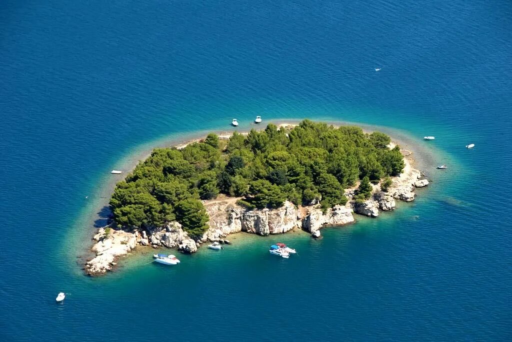 Маленький остров страны. Остров Галесняк Хорватия. Маленький остров. Греческий остров необитаемый. Малый остров США.