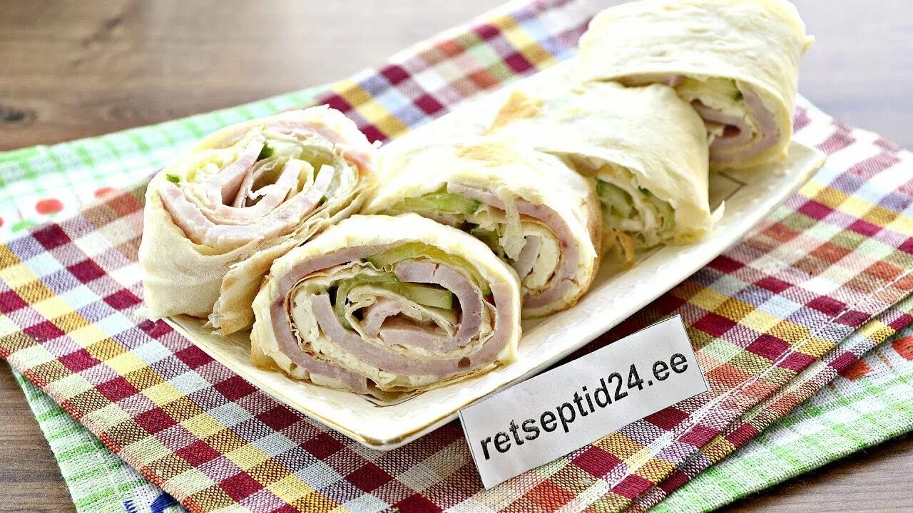 Рулет из лаваша с ветчиной и огурцами - кулинарный рецепт