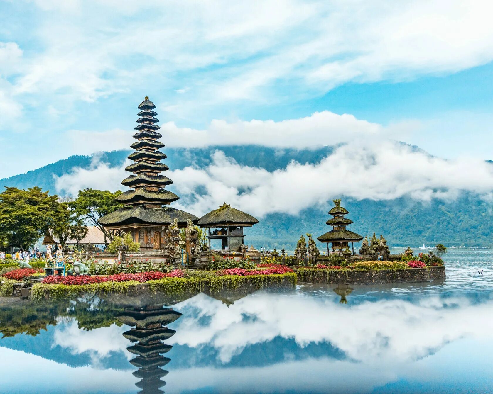 Храм Пура улун дану. Индонезия Бали. Пура Бесаких, Бали, Индонезия. Бали (остров в малайском архипелаге). Площадь бали