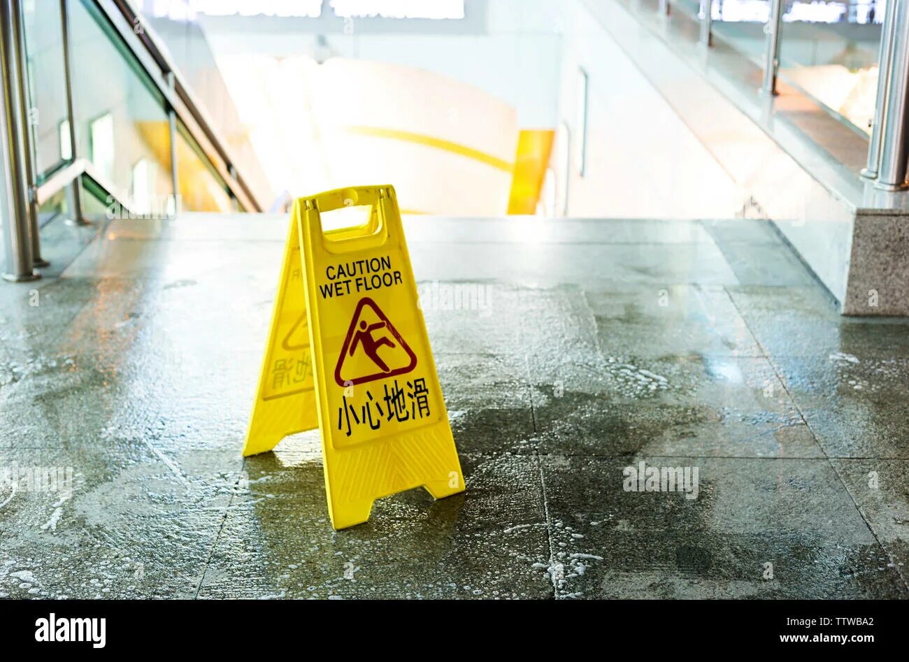 Keep wet floors as they. Табличка "мокрый пол". Скользкий пол. Знак скользкий пол. Скользкий пол на кухне.