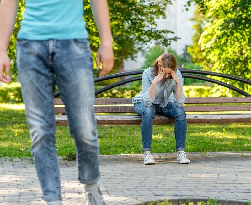 В парке плакала девочка. Две девочки плачут на улице. Девочка плачет сидит на улице. Мужчина утешает девочку на скамейке. Сняла мужа на улице