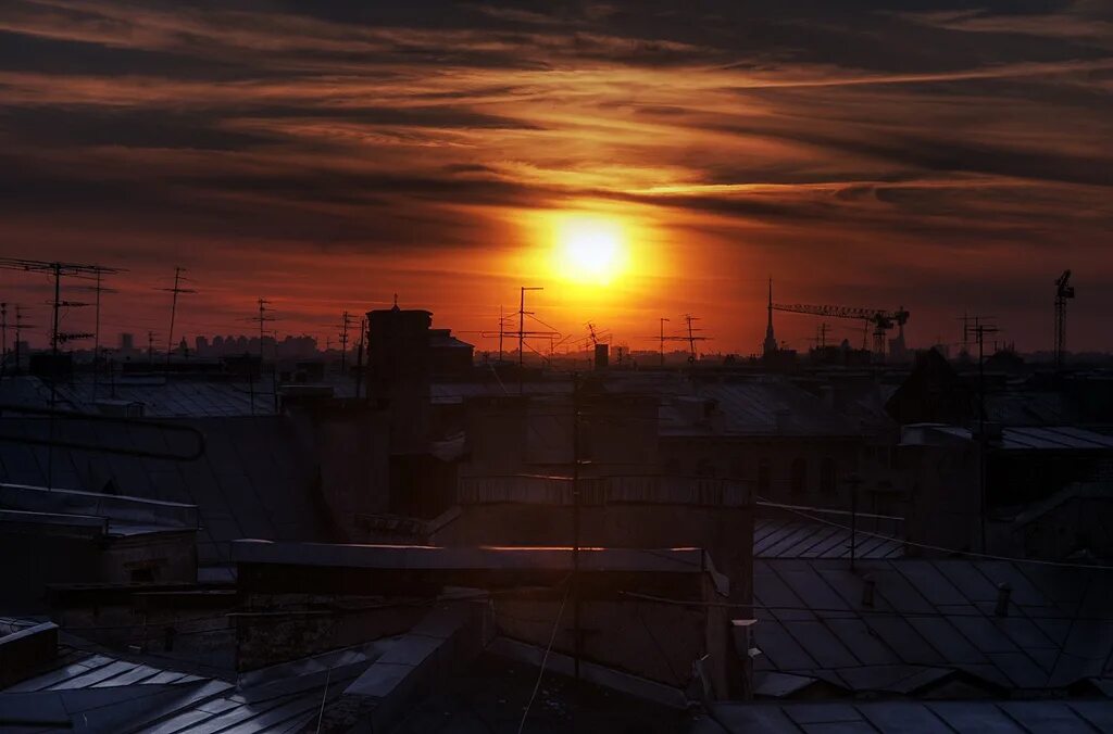 Закат на крыше. Крыши. Красивый закат в городе с крыши. Закат над домами.