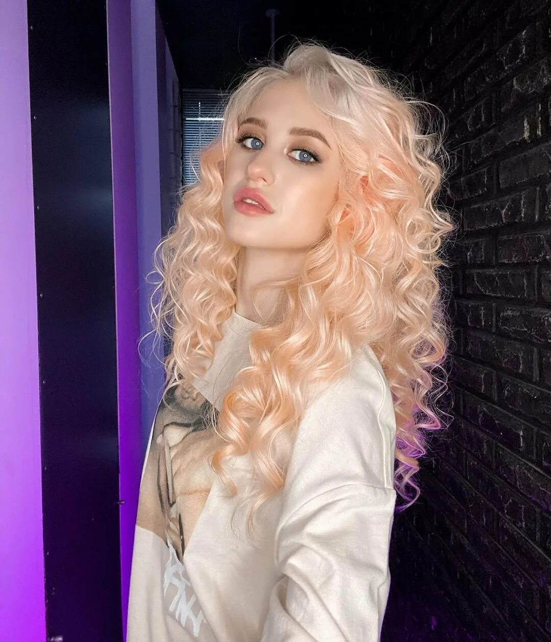 Настя рыжик дрим тим хаус. Тиктокерши популярные девушки. Диана астер. Маха тиктокер. Тиктокерши популярные девушки.