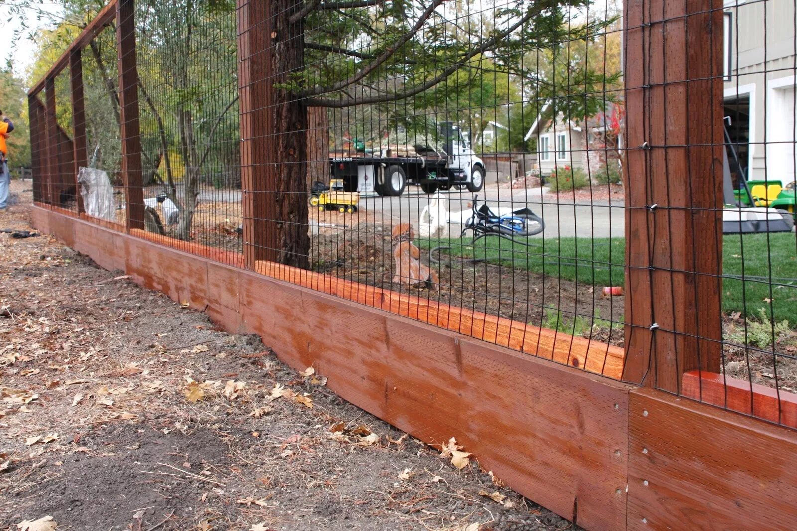 Забор снизу. Сетка под забор от животных. Забор из сетки и дерева комбинированный. Сетка на низ забора. Сетчатое ограждение от животных.