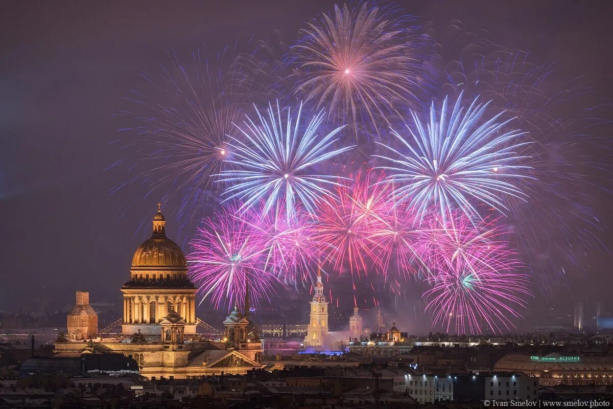 Какой будет май в санкт петербурге. Салют Победы Санкт-Петербург. Салют в честь дня Победы в Санкт Петербурге. Салют 9 мая в Санкт Петербурге. Салют Победы Петербург в Петербурге.