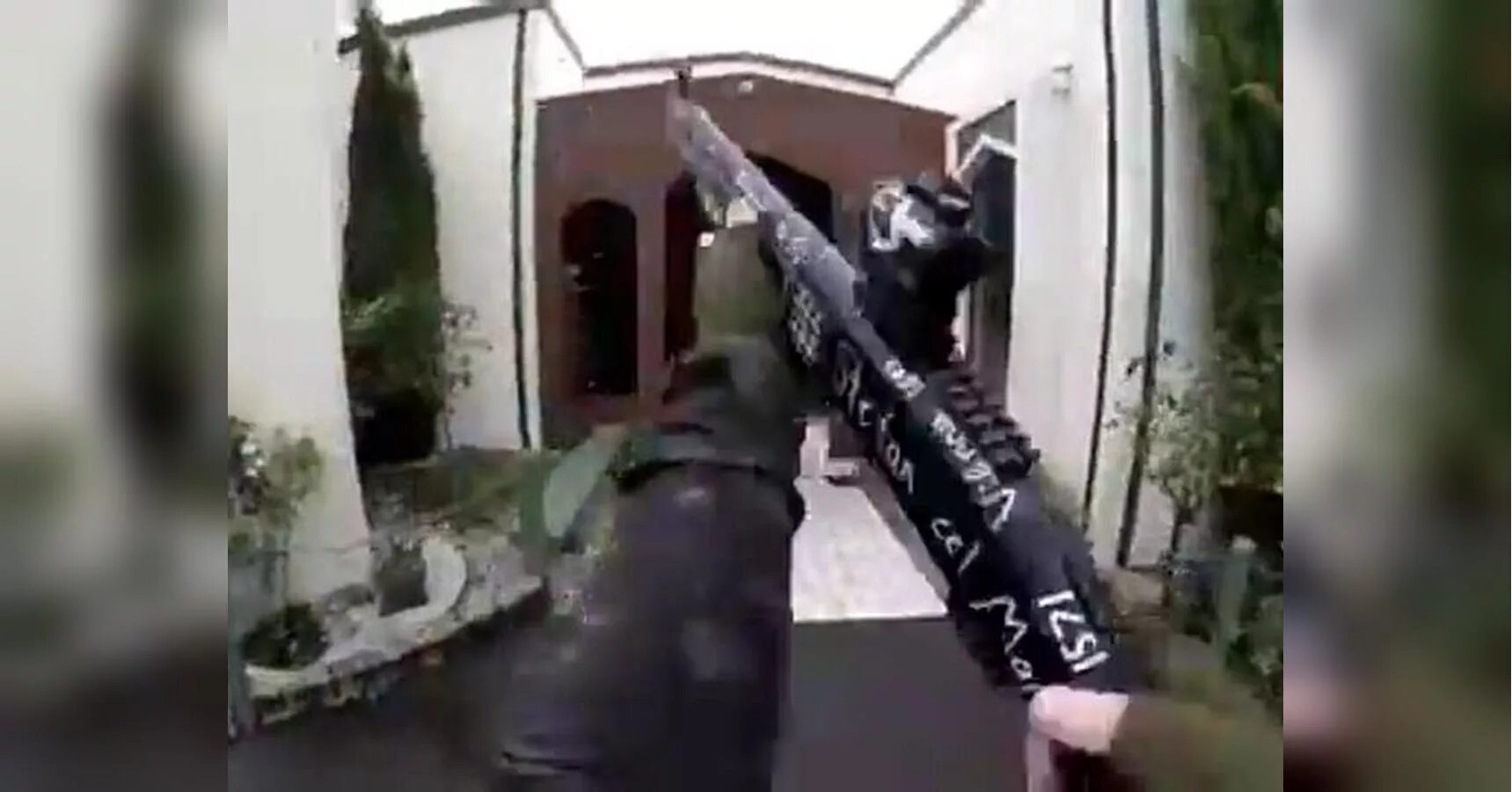 Брентон таррант убийца. Стрельба в мечети. Новая зеландия террорист в мечети. Новозеландский стрелок брентон таррант. Стрельба в мечети.