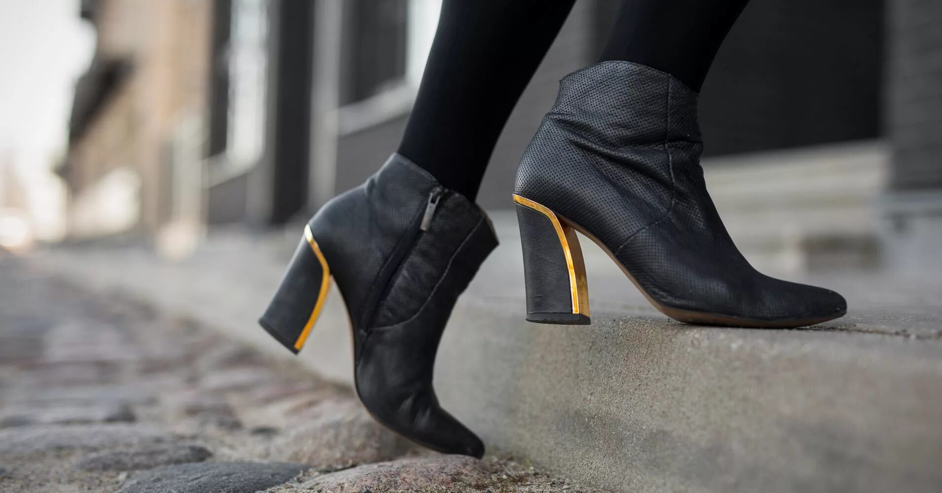 Надевать сапоги во сне. Женские сапоги во сне носить. heelsy. mentor обувь производитель.