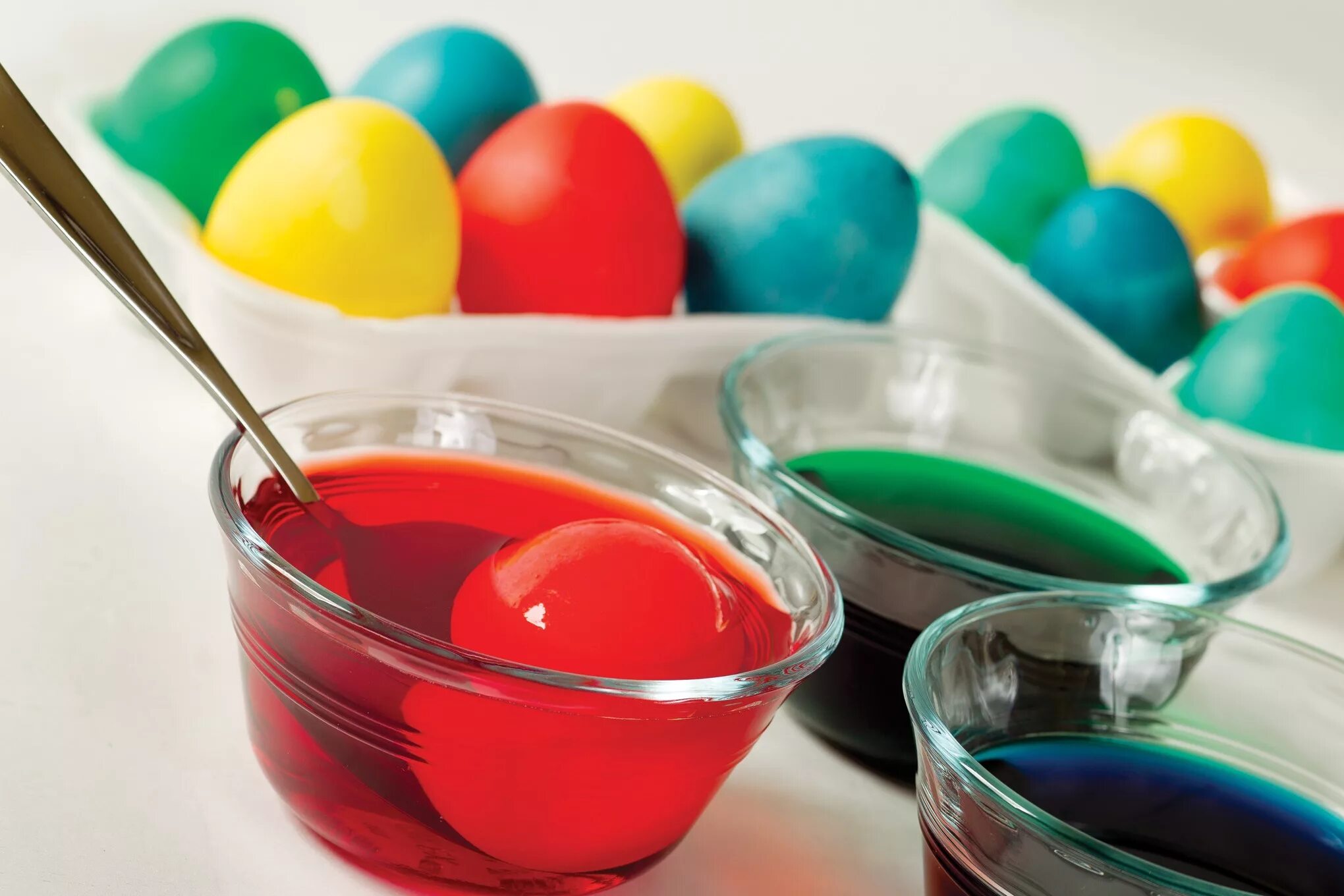 Можно ли покрасить яйца красителем. Краска для яиц. Пищевой краситель для яиц. Крашение яиц пищевыми красителями. Красители для яиц на Пасху.