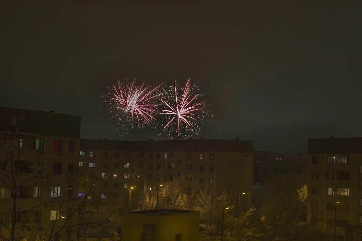 запуск фейерверков. фейерверк во дворе новый год. можно ли пускать салют во дворе. место запуска пиротехники. люди запускают фейерверки.